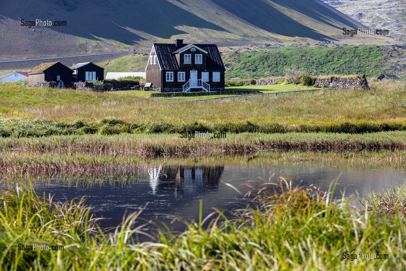 PETITES MAISONS ISLANDAISES, PRESQU'ILE VOLCANIQUE DE GRUNDARFJORDUR, PENINSULE DE PRESQU'ILE VOLCANIQUE DE GRUNDARFJORDUR, PENINSULE DE SNAEFFELSNES, ARNARSTAPI, ISLANDE 