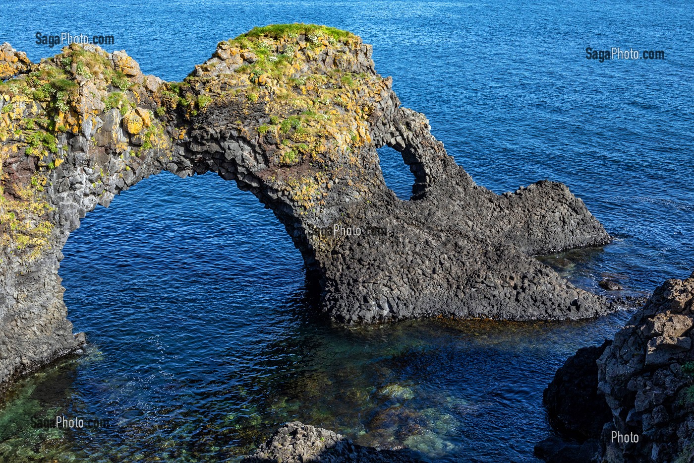 FALAISES DE ROCHES VOLCANIQUES NOIRES, PRESQU'ILE VOLCANIQUE DE GRUNDARFJORDUR, PENINSULE DE PRESQU'ILE VOLCANIQUE DE GRUNDARFJORDUR, PENINSULE DE SNAEFFELSNES, ARNARSTAPI, ISLANDE 