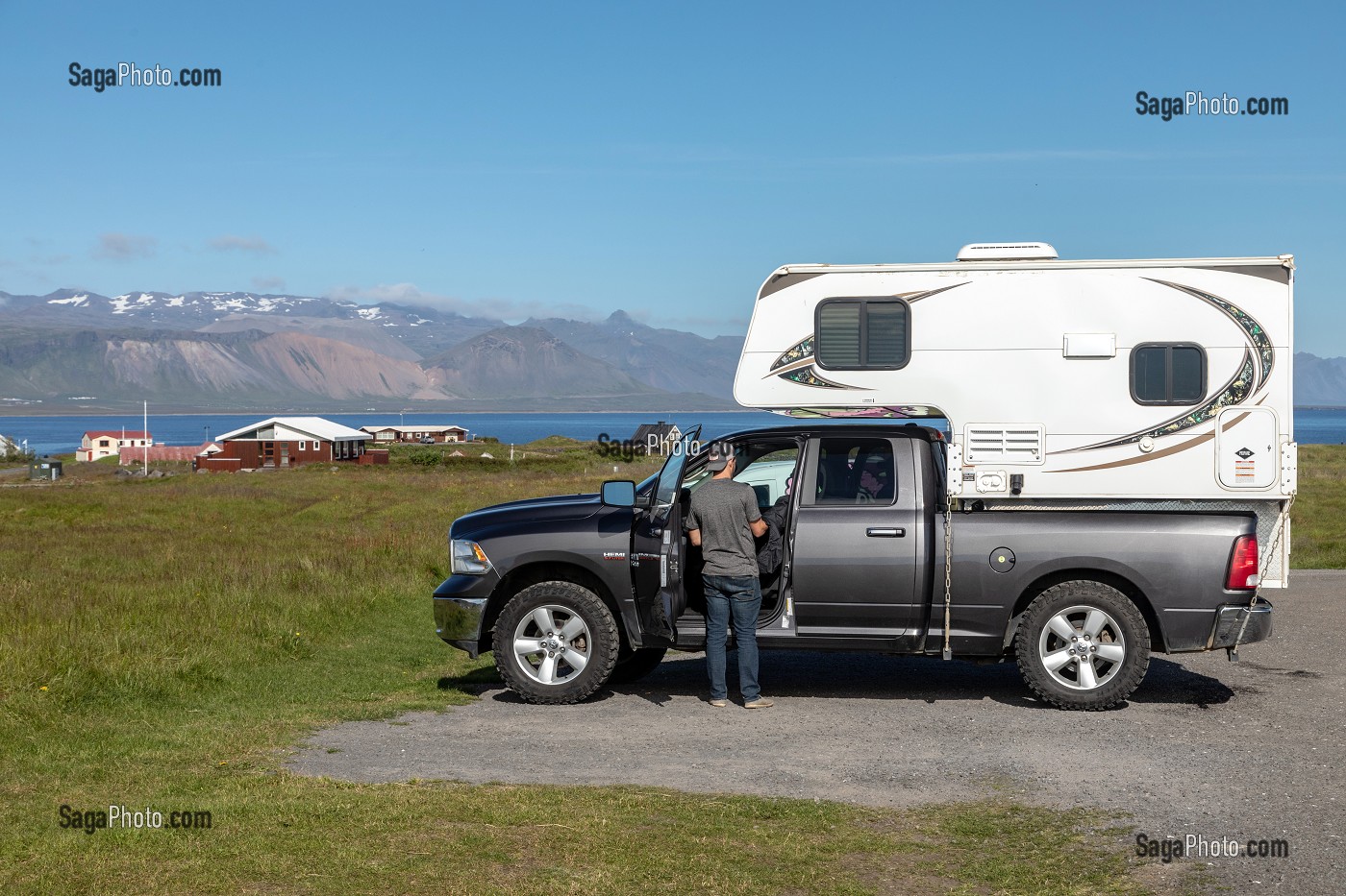 PICK-UP CARAVANE SUR LA PRESQU'ILE VOLCANIQUE DE GRUNDARFJORDUR, PENINSULE DE PRESQU'ILE VOLCANIQUE DE GRUNDARFJORDUR, PENINSULE DE SNAEFFELSNES, ARNARSTAPI, ISLANDE 