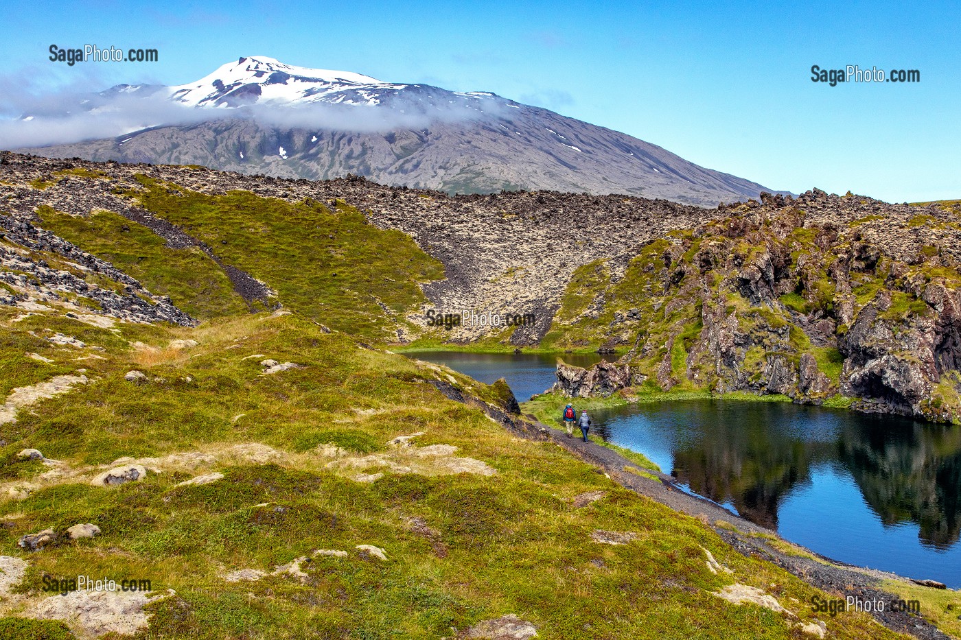 PAYSAGE DE DJUPALONSSANDUR AVEC LE VOLCAN SNAEFELLSJOKULL RENDU CELEBRE PAR JULES VERNE, PRESQU'ILE VOLCANIQUE DE GRUNDARFJORDUR, PENINSULE DE SNAEFFELSNES, ARNARSTAPI, ISLANDE 