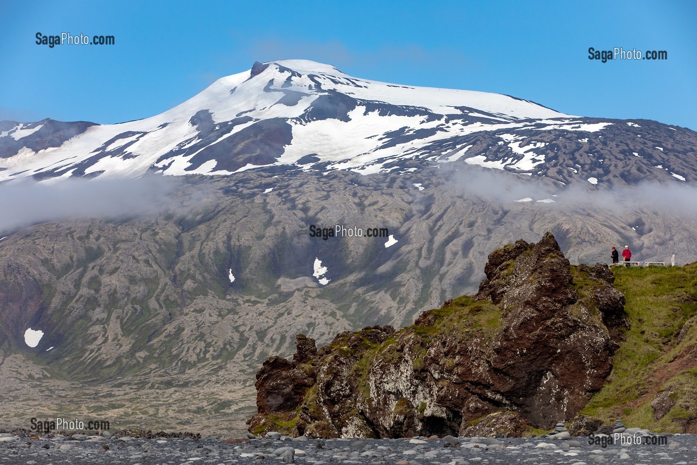 PLAGE DE SABLE NOIR DJUPALONSSANDUR, VOLCAN SNAEFELLSJOKULL RENDU CELEBRE PAR JULES VERNE, PRESQU'ILE VOLCANIQUE DE GRUNDARFJORDUR, PENINSULE DE SNAEFFELSNES, ARNARSTAPI, ISLANDE 
