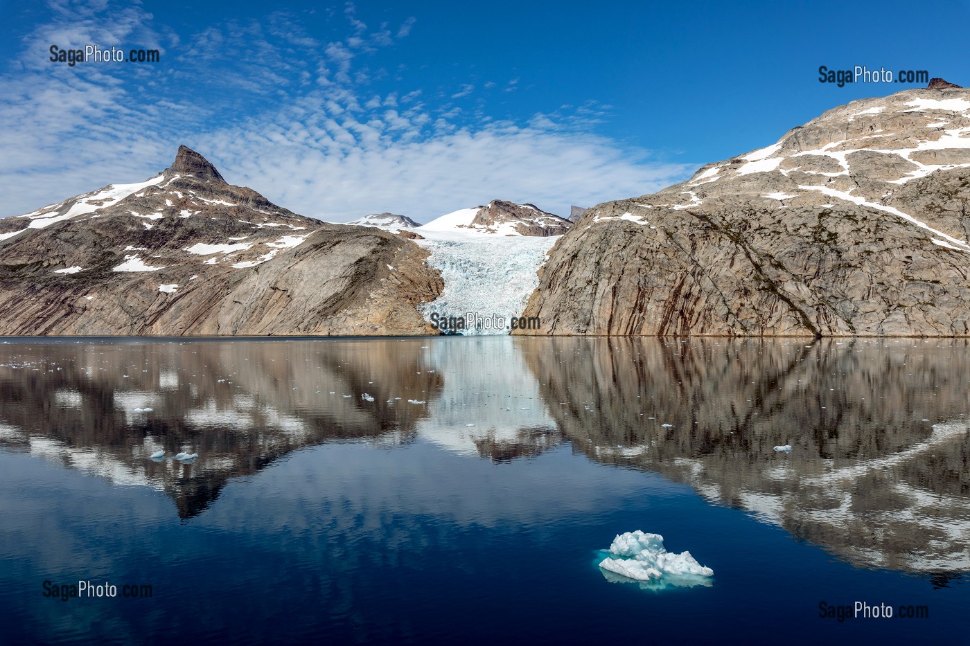 GLACIER ET PAYSAGE DES BERGES DU FJORD DU DETROIT DE PRINCE CHRISTIAN SUND, GROENLAND 