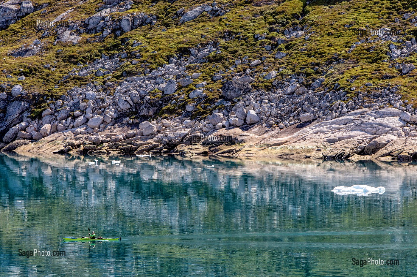 CANOE DANS LES EAUX LIMPIDES DU FJORD DU DETROIT DE PRINCE CHRISTIAN SUND, GROENLAND 