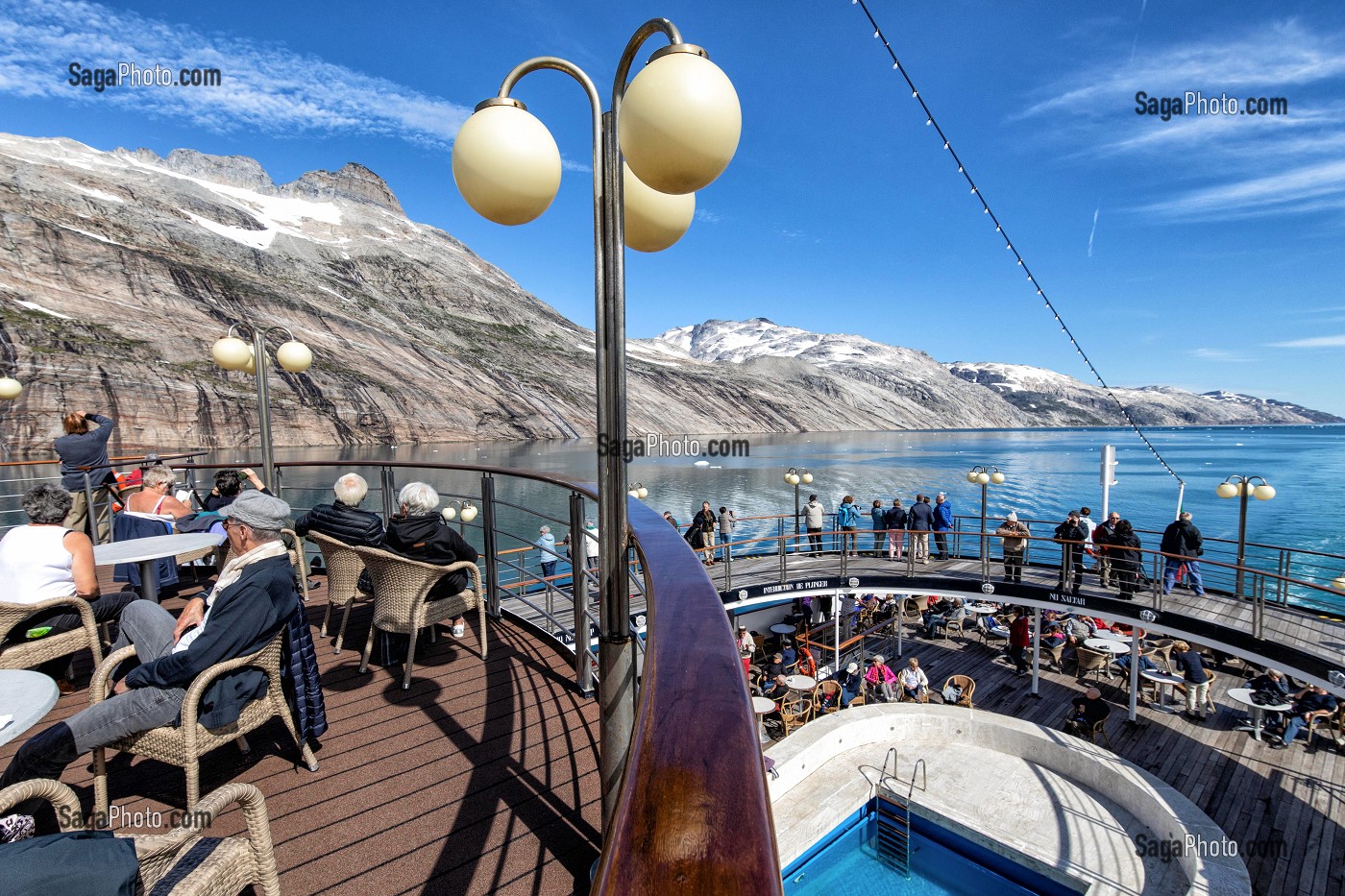 CROISIERISTES SUR LE PONT DU BATEAU ASTORIA, FJORD DU DETROIT DE PRINCE CHRISTIAN SUND, GROENLAND 