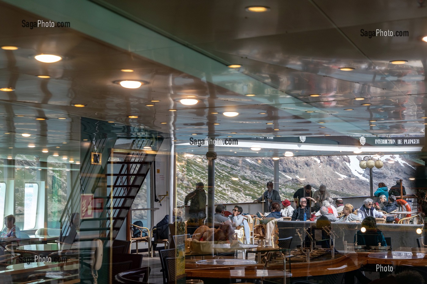 PASSAGERS SUR LE PONT DU BATEAU DE CROISIERE ASTORIA, FJORD DU DETROIT DE PRINCE CHRISTIAN SUND, GROENLAND 