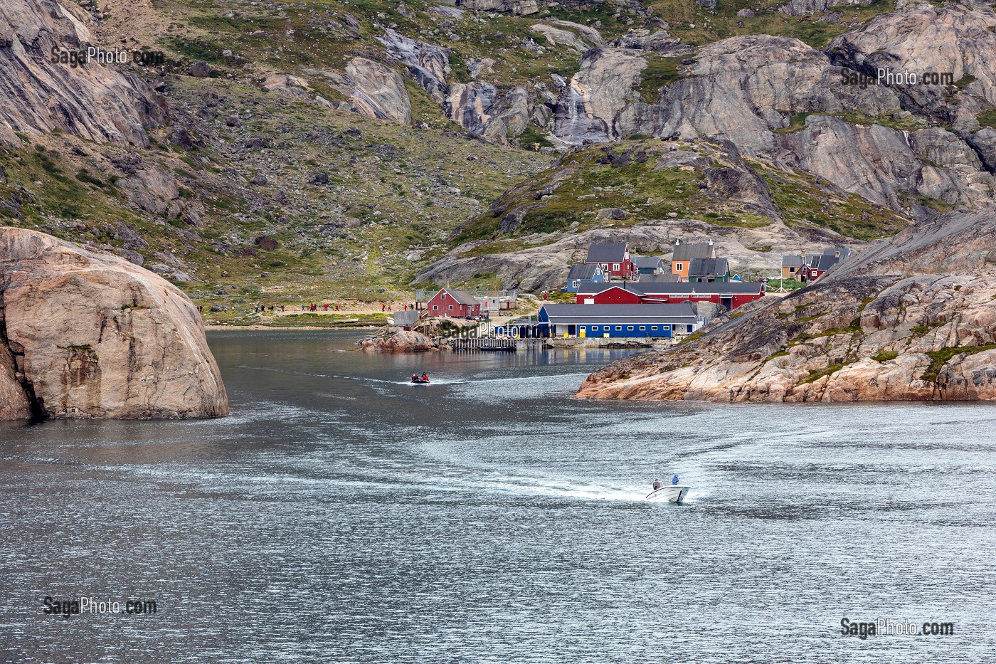 EMBARCATION DEVANT LE VILLAGE DE AAPPILATTOP, SUR LE FJORD DU DETROIT DE PRINCE CHRISTIAN SUND, GROENLAND, DANEMARK 