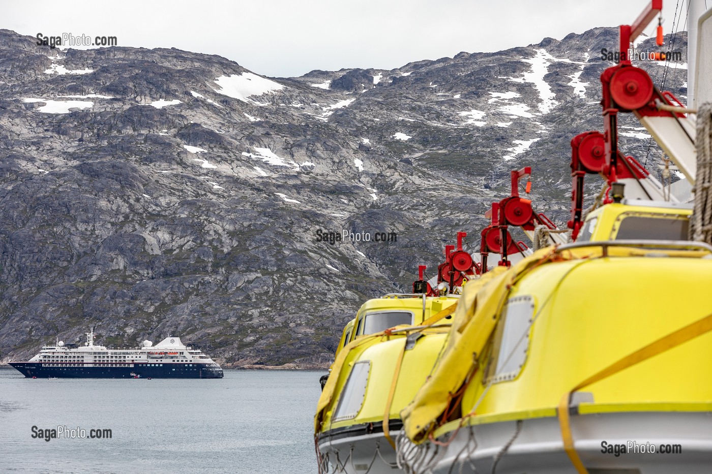 CHALOUPES DE SECOURS SUR L'ASTORIA ET EN ARRIERE PLAN LE BATEAU DE CROISIERE DE LUXE LE SILVER CLOUD, DETROIT DE PRINCE CHRISTIAN SUND, GROENLAND 