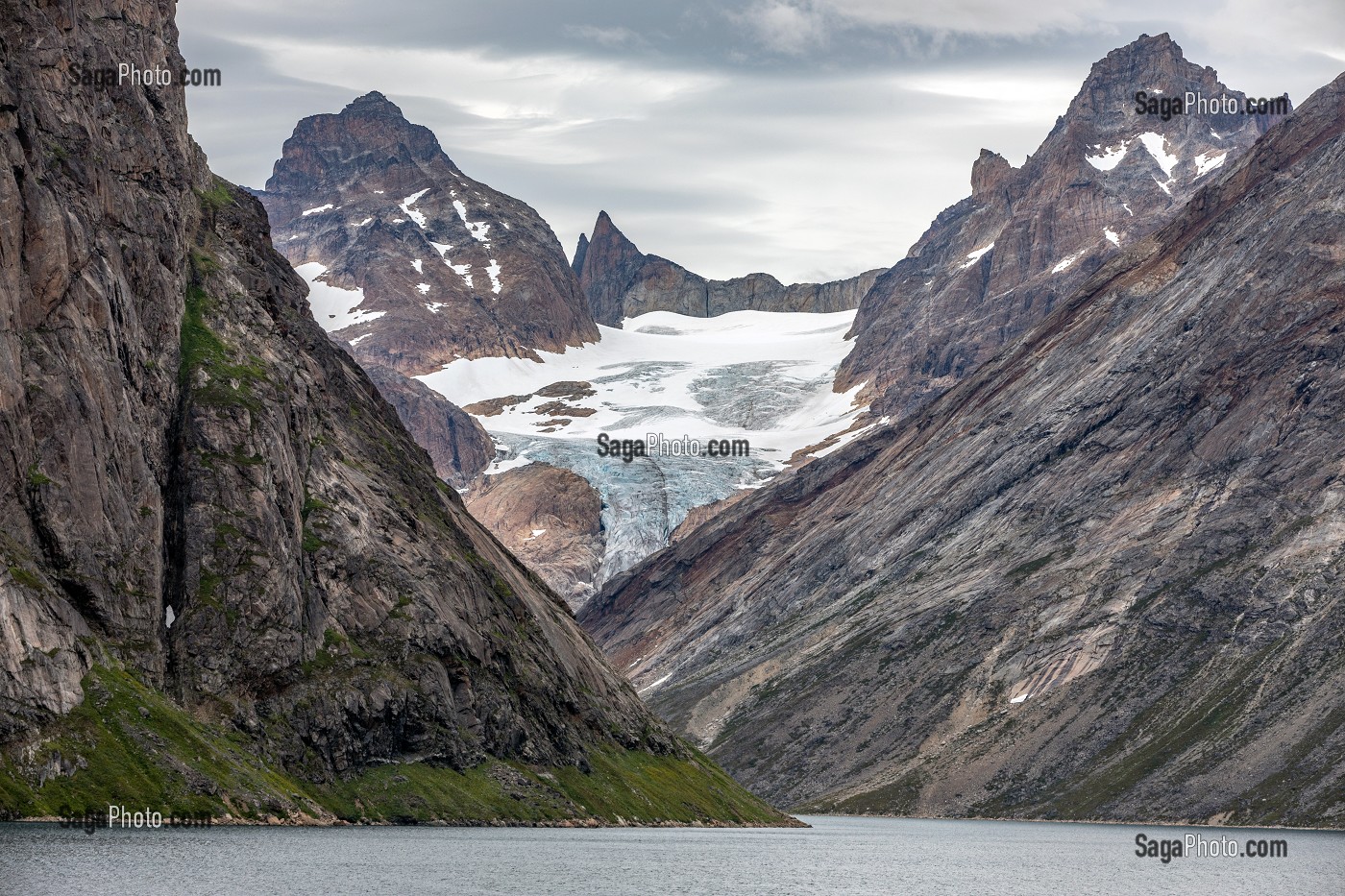 GLACIER ET MONTAGNE, FJORD DU DETROIT DE PRINCE CHRISTIAN SUND, GROENLAND 