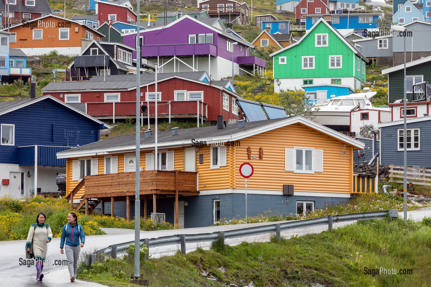 MAISONS TRADITIONNELLES COLOREES, VILLE DE QAQORTOQ, GROENLAND, DANEMARK 