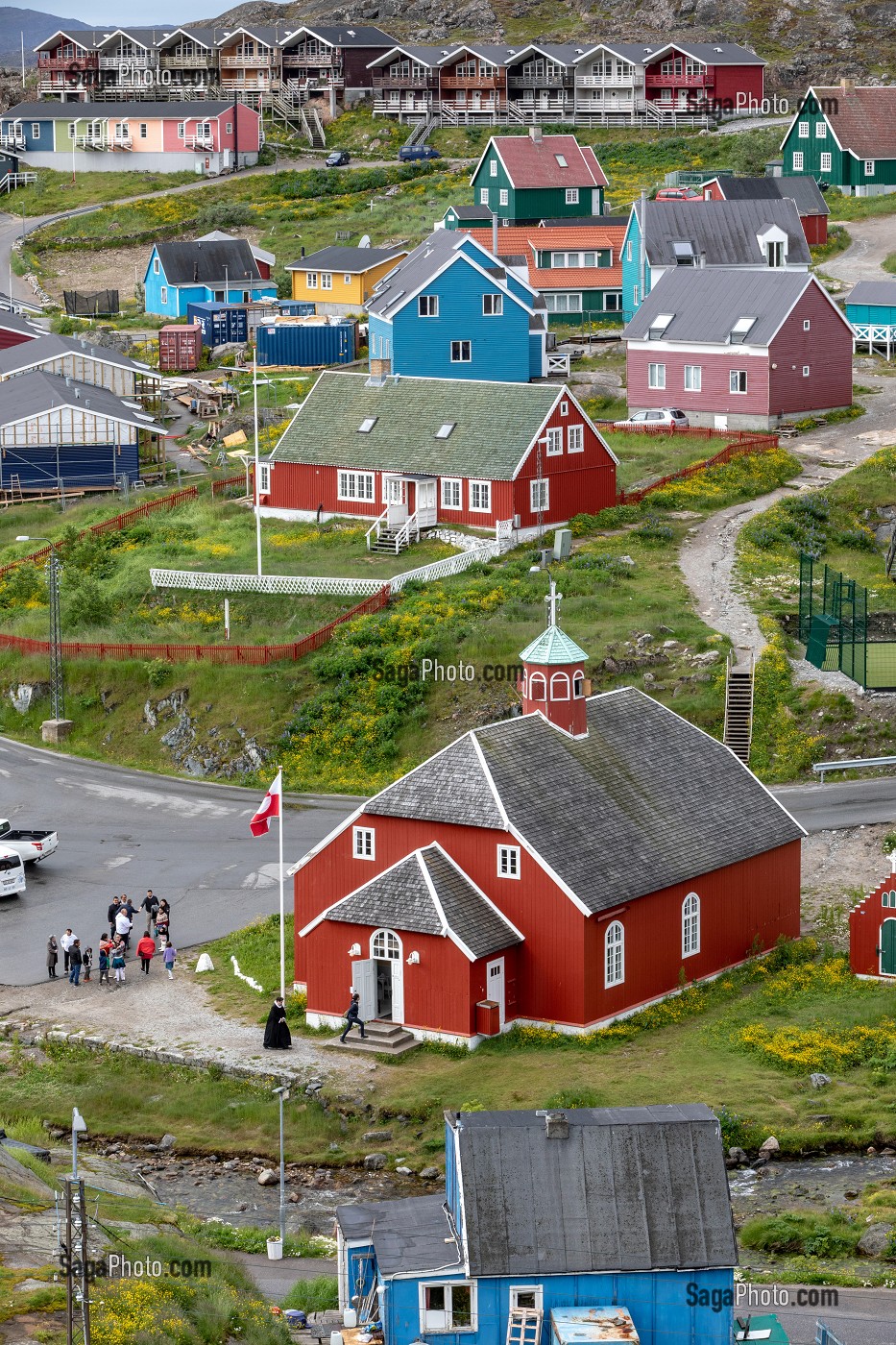 EGLISE DOWNLOAD ET MAISONS TRADITIONNELLES COLOREES, VILLE DE QAQORTOQ, GROENLAND, DANEMARK 