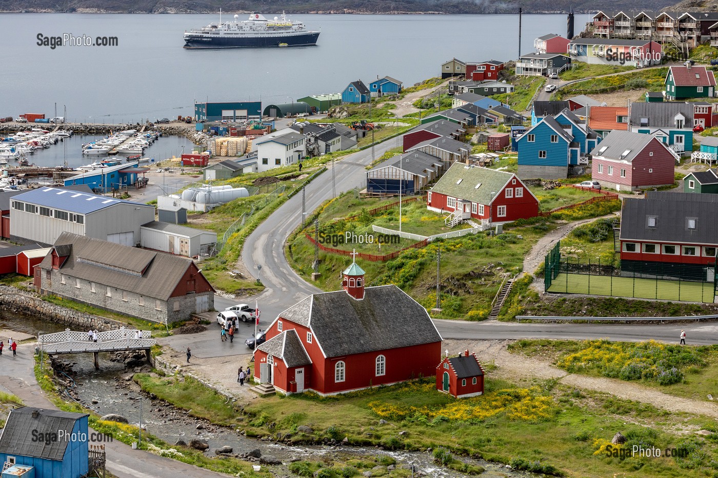 EGLISE DOWNLOAD ET MAISONS TRADITIONNELLES COLOREES, ARRIERE PLAN LE BATEAU DE CROISIERE L'ASTORIA, VILLE DE QAQORTOQ, GROENLAND, DANEMARK 