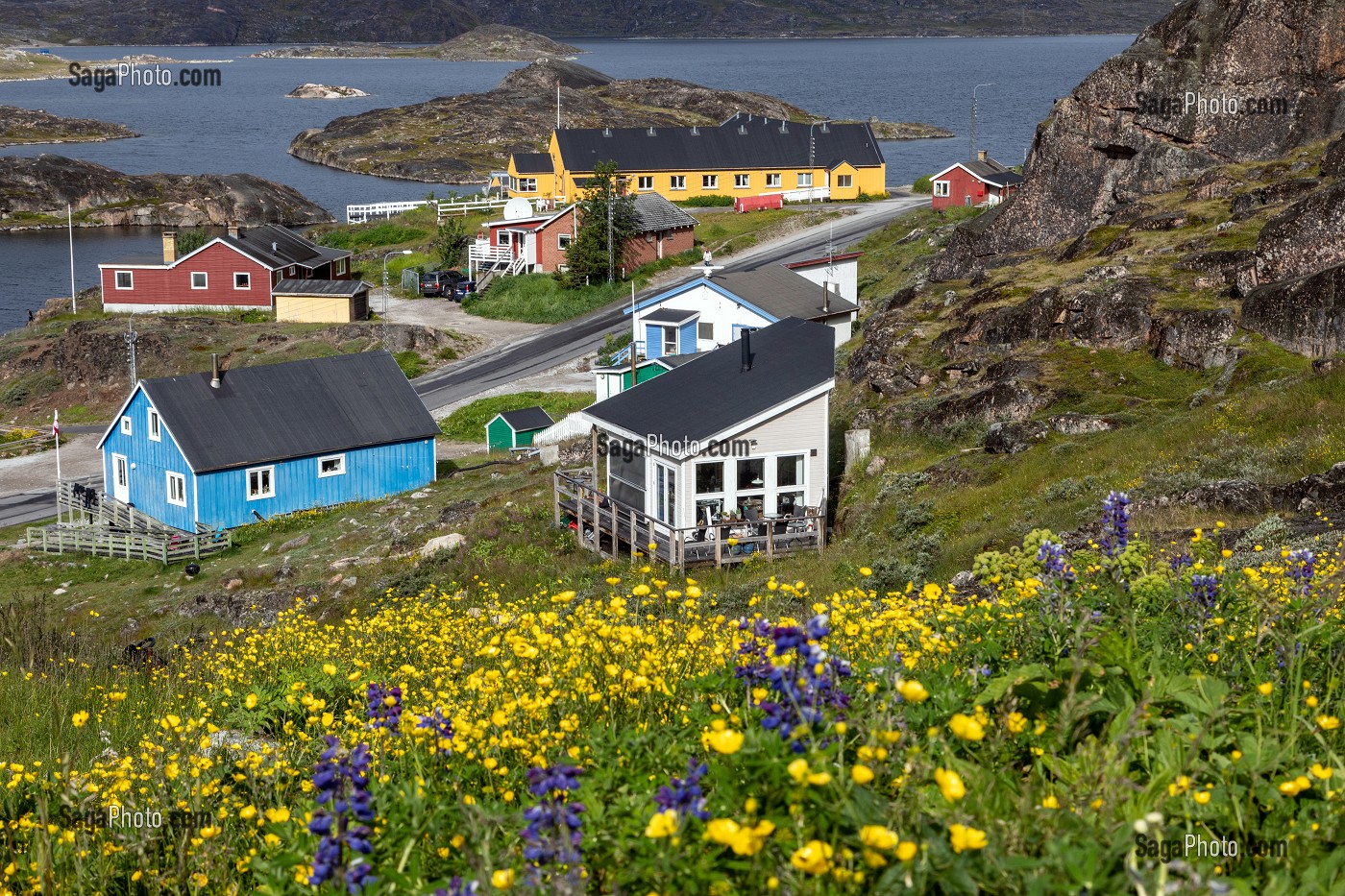 MAISONS TRADITIONNELLES COLOREES EN BOIS DEVANT LE FJORD, VILLE DE QAQORTOQ, GROENLAND, DANEMARK 