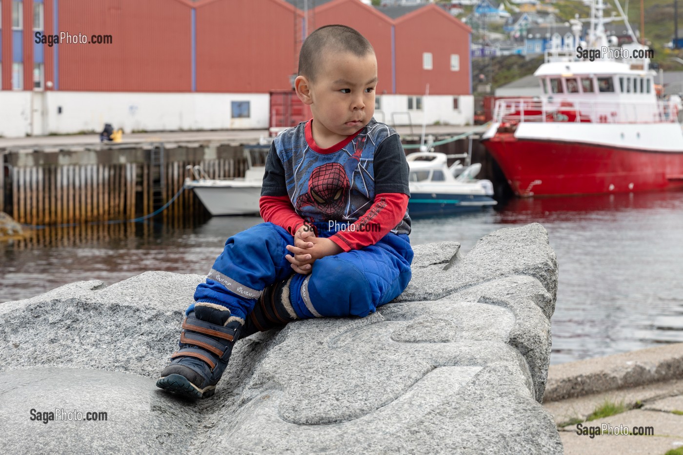 PETIT GARCON GROENLANDAIS HABILLE EN TENU DE SPIDERMAN SUR LE PORT, VILLE DE QAQORTOQ, GROENLAND, DANEMARK 