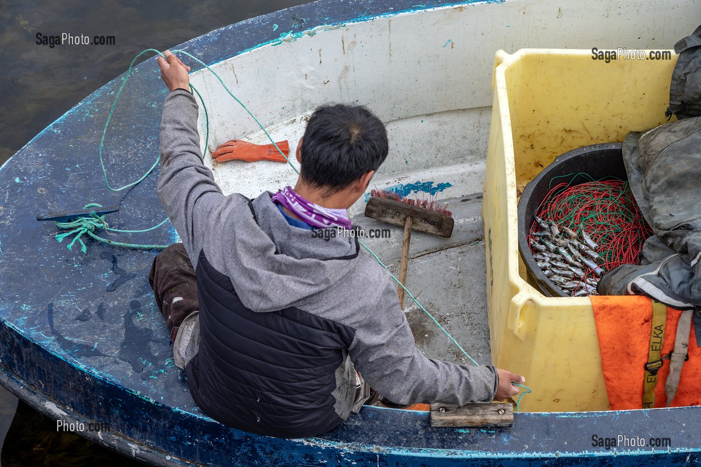 PECHEUR SUR LE FJORD, VILLE DE QAQORTOQ, GROENLAND, DANEMARK 