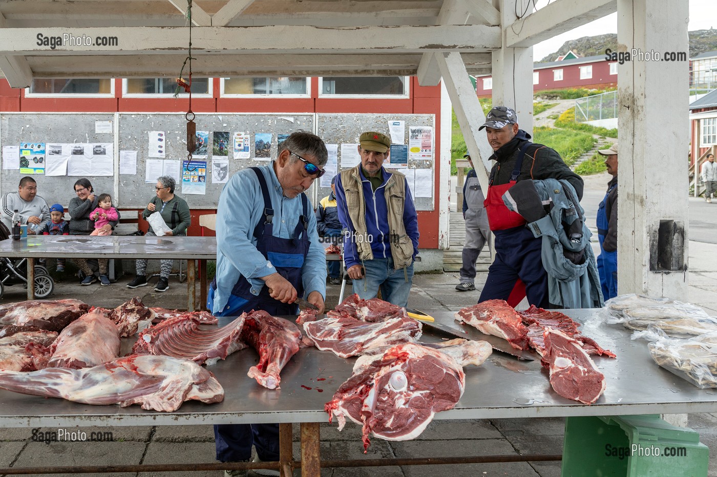 BOUCHER DECOUPANT DES CARCASSES DE BOEUF MUSQUE ET DE RENE, MARCHE AU VIANDE, VILLE DE QAQORTOQ, GROENLAND, DANEMARK 