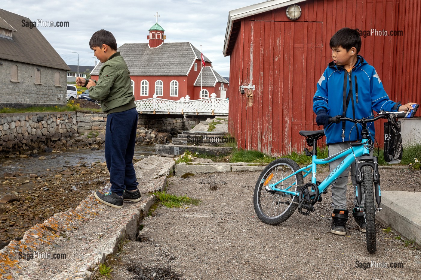 PETITS GARCONS GROENLANDAIS EN TRAIN DE JOUER ET PECHER, VILLE DE QAQORTOQ, GROENLAND, DANEMARK 