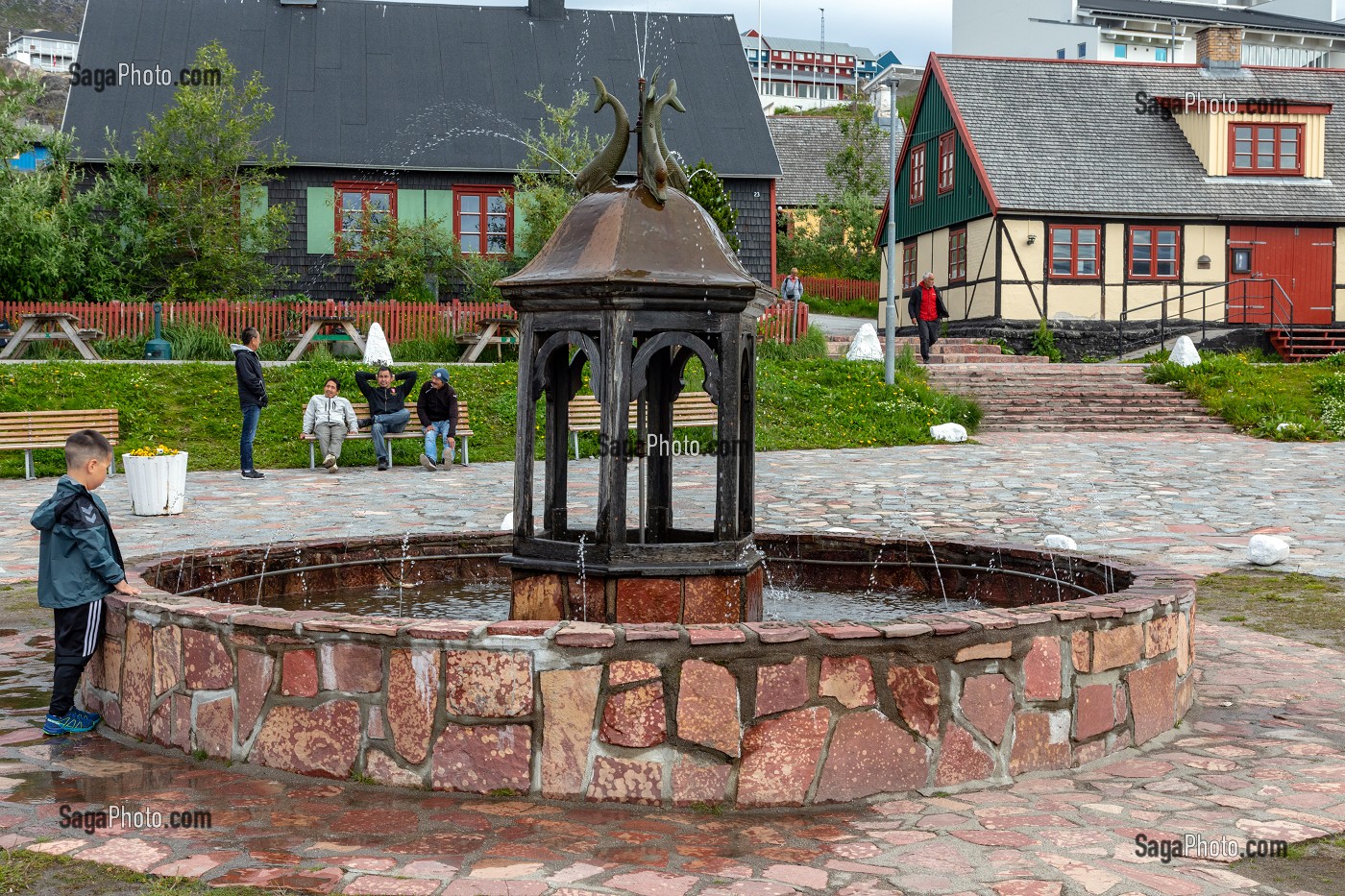 PETIT GARCON DEVANT UNE FONTAINE, VILLE DE QAQORTOQ, GROENLAND, DANEMARK 