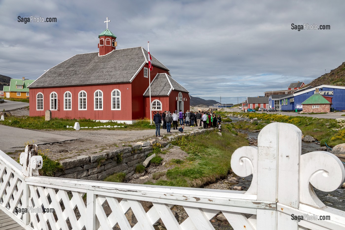 HABITANTS GROENLANDAIS A L'EGLISE DOWNLOAD POUR UN MARIAGE, VILLE DE QAQORTOQ, GROENLAND, DANEMARK 