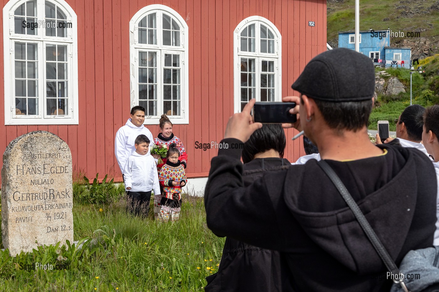 PHOTOGRAPHE POUR PHOTOS DE MARIAGE AVEC LES MARIES ET LEURS ENFANTS DEVANT L'EGLISE DOWNLOAD, VILLE DE QAQORTOQ, GROENLAND, DANEMARK 