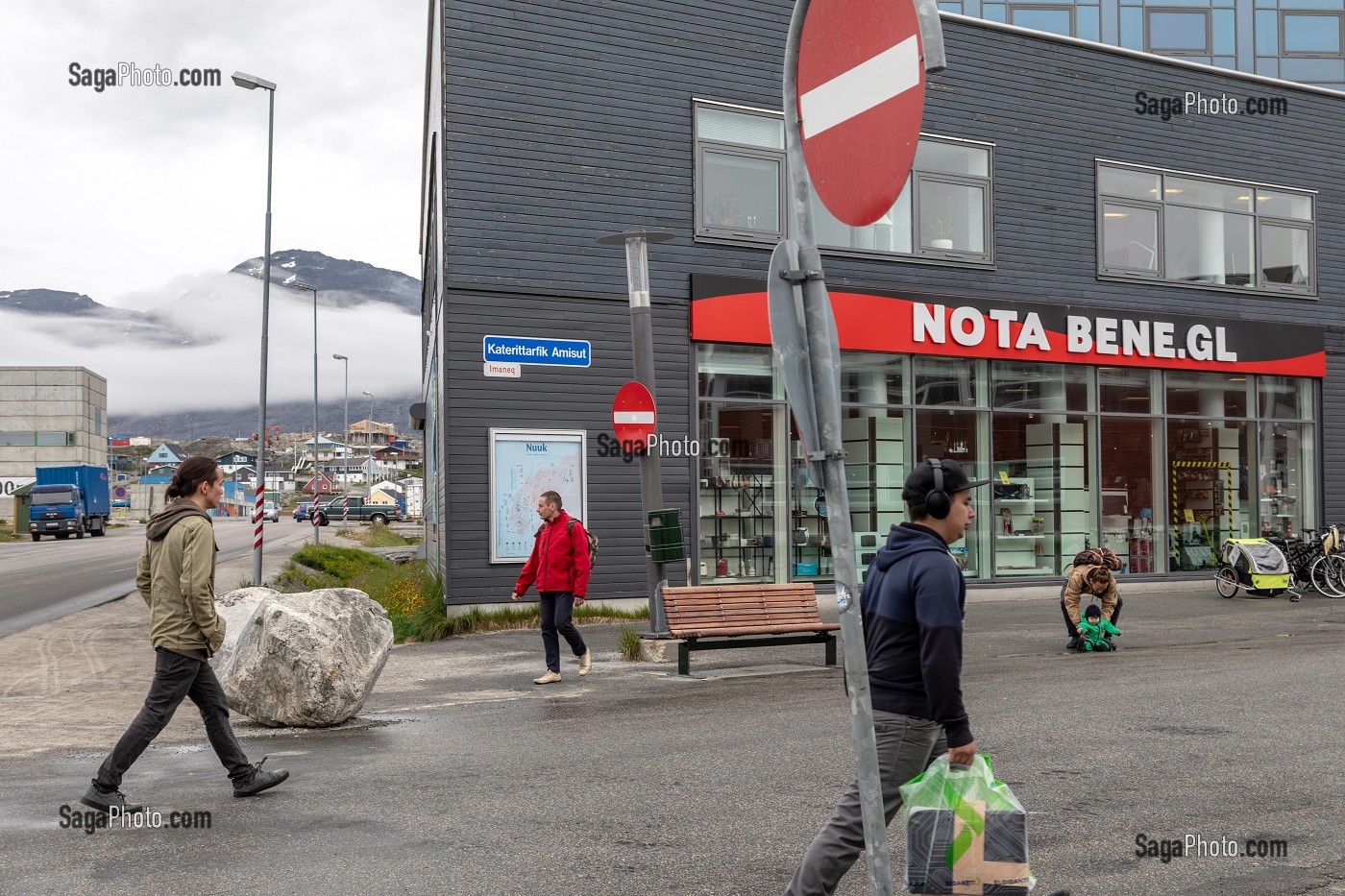 PERSONNES DEVANT LE MAGASIN NOTA BENE, NUUK, GROENLAND, DANEMARK 