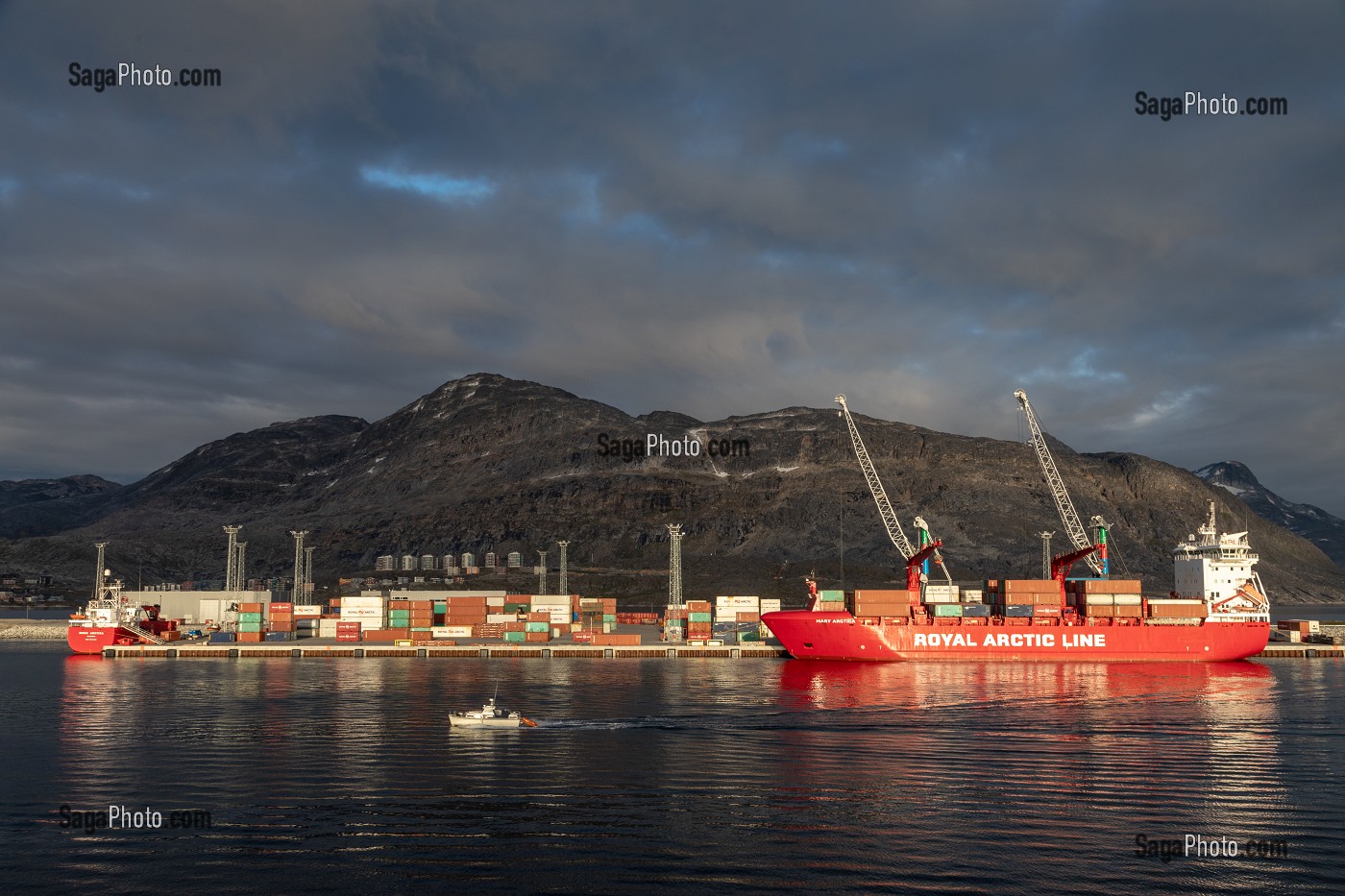 LE ROYAL ARTIC LINE, PORT COMMERCIAL DE NUUK AU COUCHER DE SOLEIL, GROENLAND, DANEMARK 