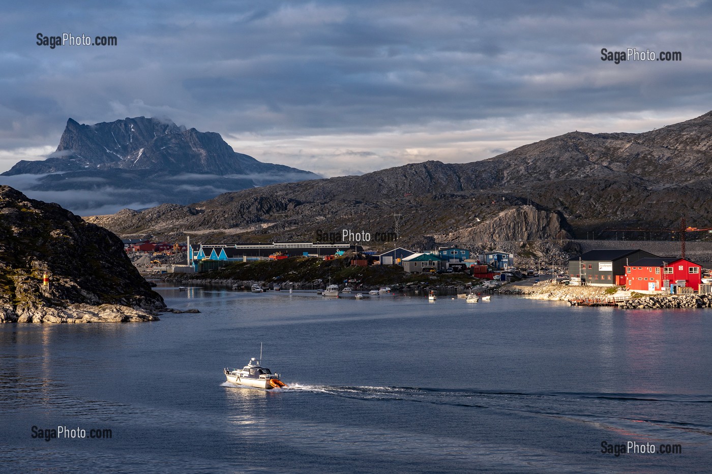 BATEAU DEVANT LE PORT COMMERCIAL, VILLE DE NUUK, GROENLAND, DANEMARK 