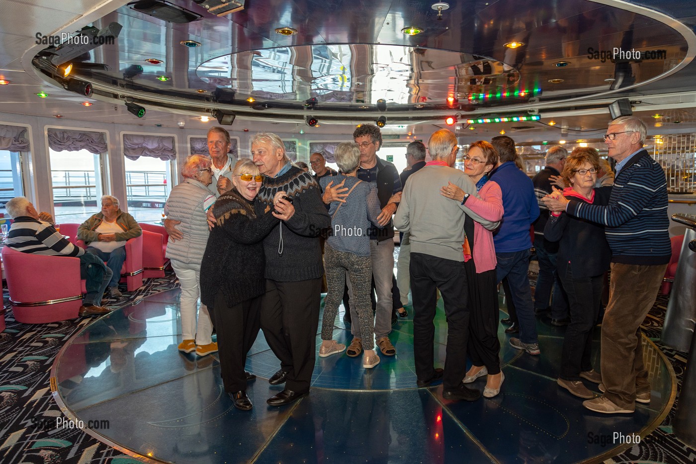 PASSAGERS DU TROISIEME AGE, PISTE DE DANSE SUR L'ASTORIA, GROENLAND, DANEMARK 