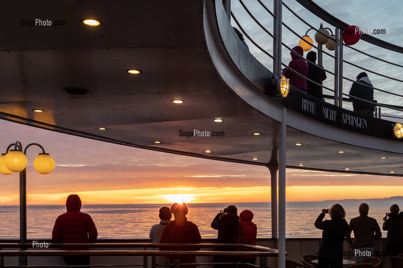 PASSAGERS POUR LA PHOTO DU COUCHER DE SOLEIL SUR LE FJORD D'ILULISSAT, BATEAU DE CROISIERE ASTORIA, GROENLAND, DANEMARK 