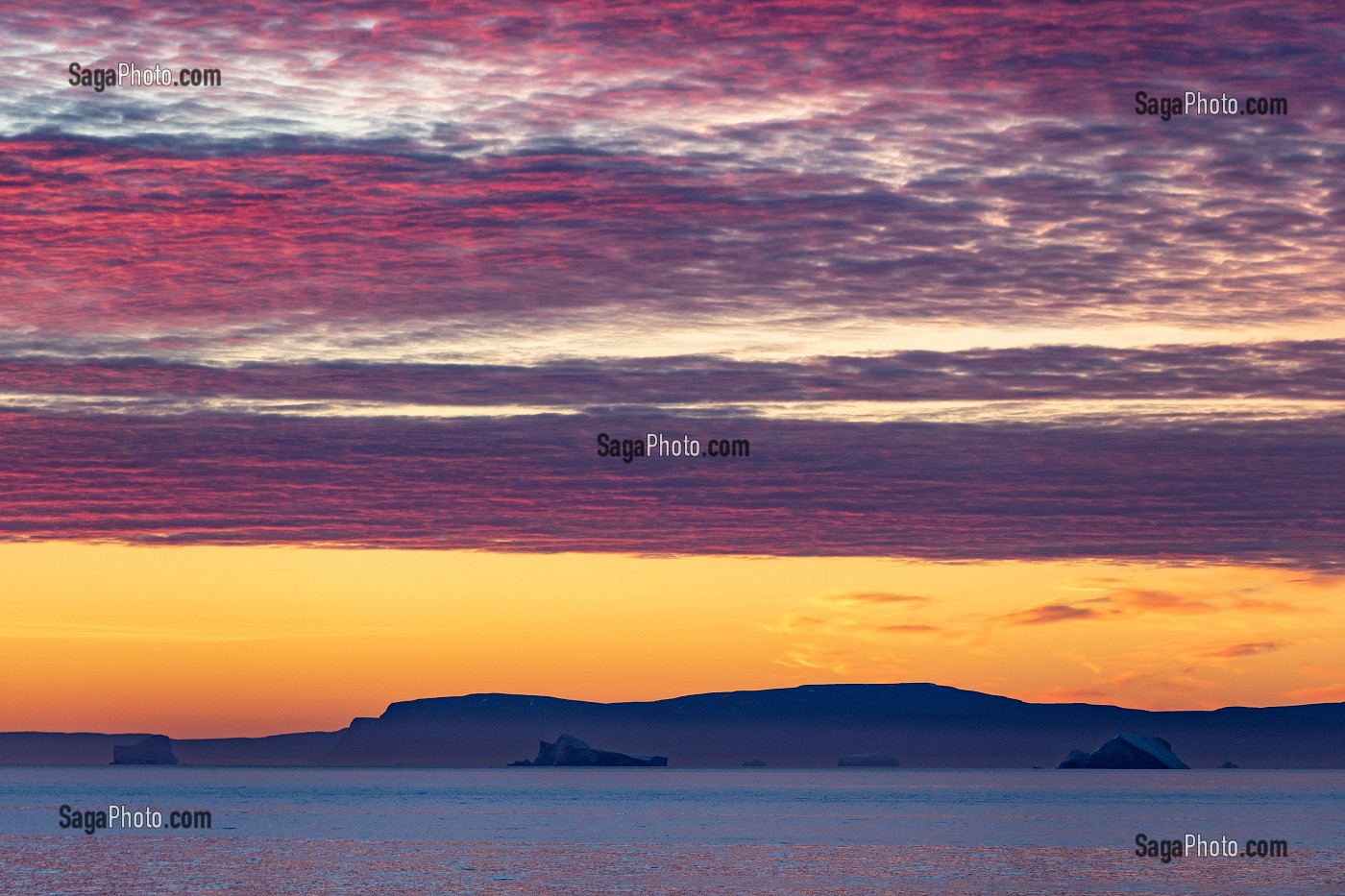 COUCHER DE SOLEIL SUR LE FJORD D'ILULISSAT, GROENLAND, DANEMARK 