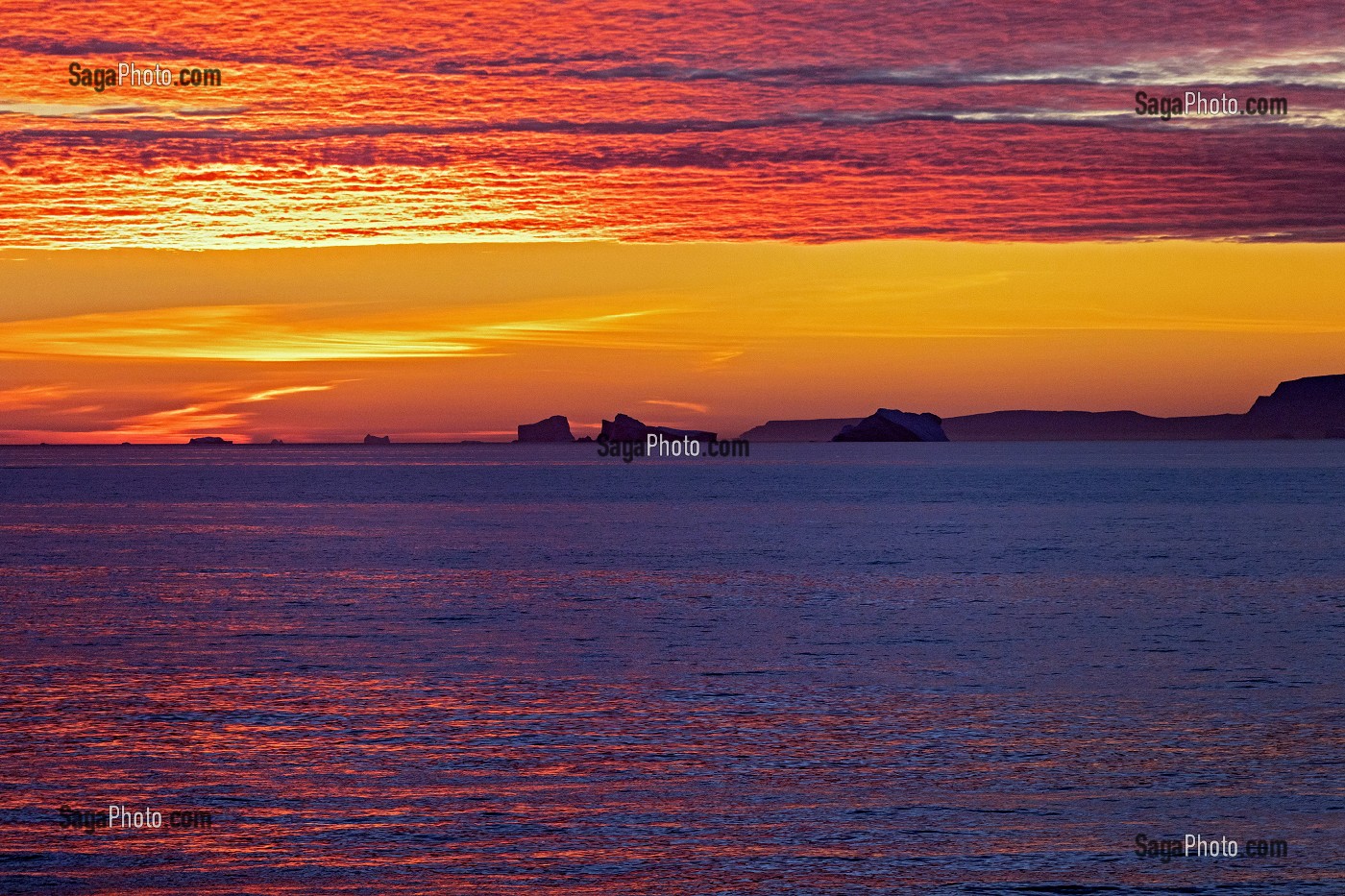 COUCHER DE SOLEIL SUR LE FJORD D'ILULISSAT, GROENLAND, DANEMARK 