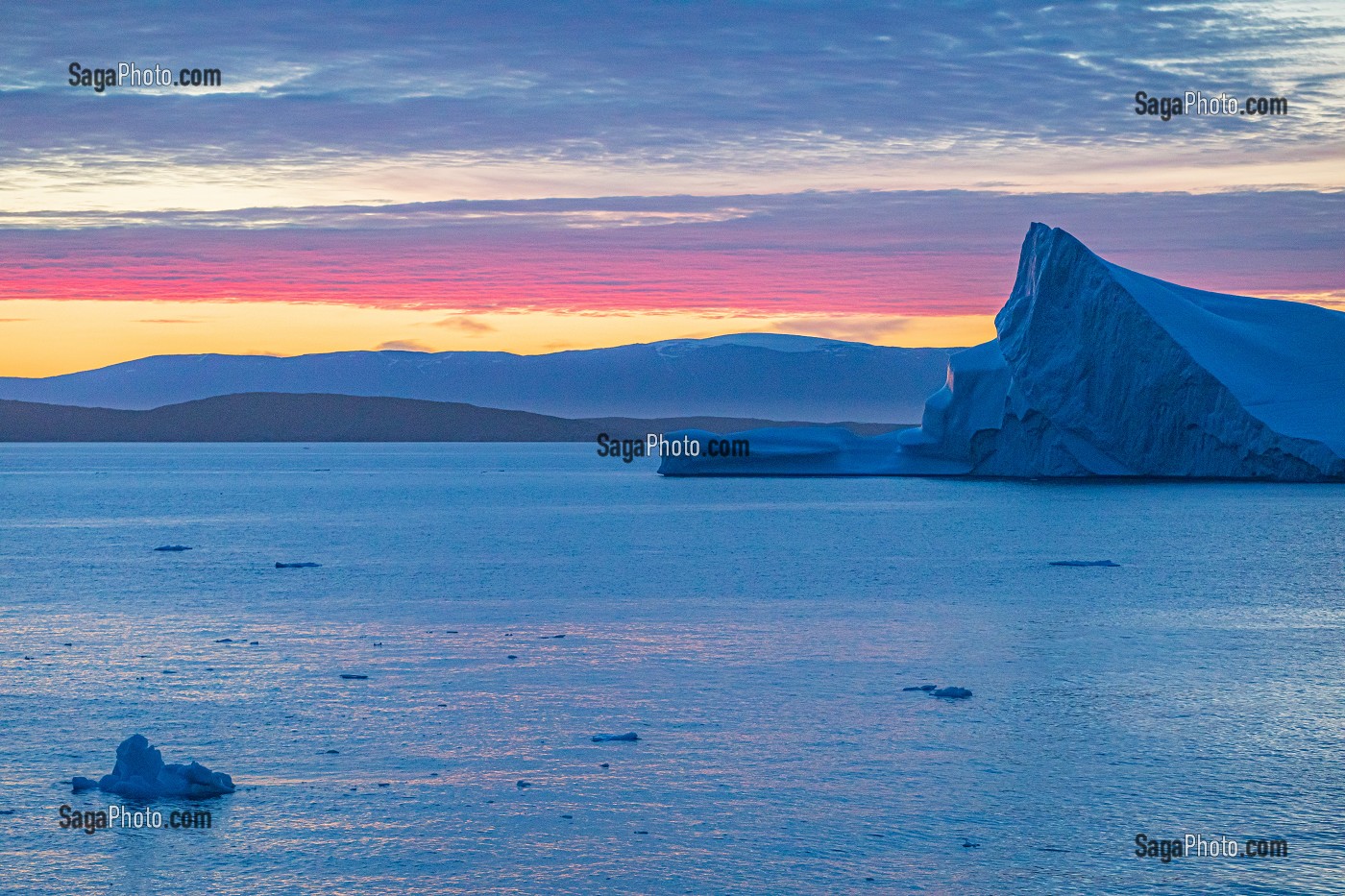 ICEBERGS FLOTTANT DANS LE FJORD ILULISSAT, GROENLAND, DANEMARK 