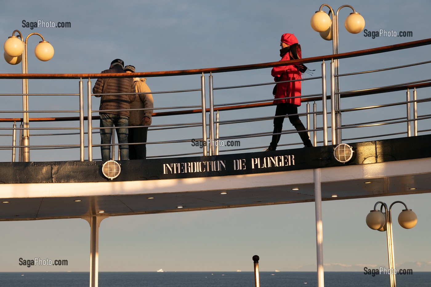 PASSAGERS SUR LE PONT DU BATEAU L'ASTORIA, GROENLAND, DANEMARK 