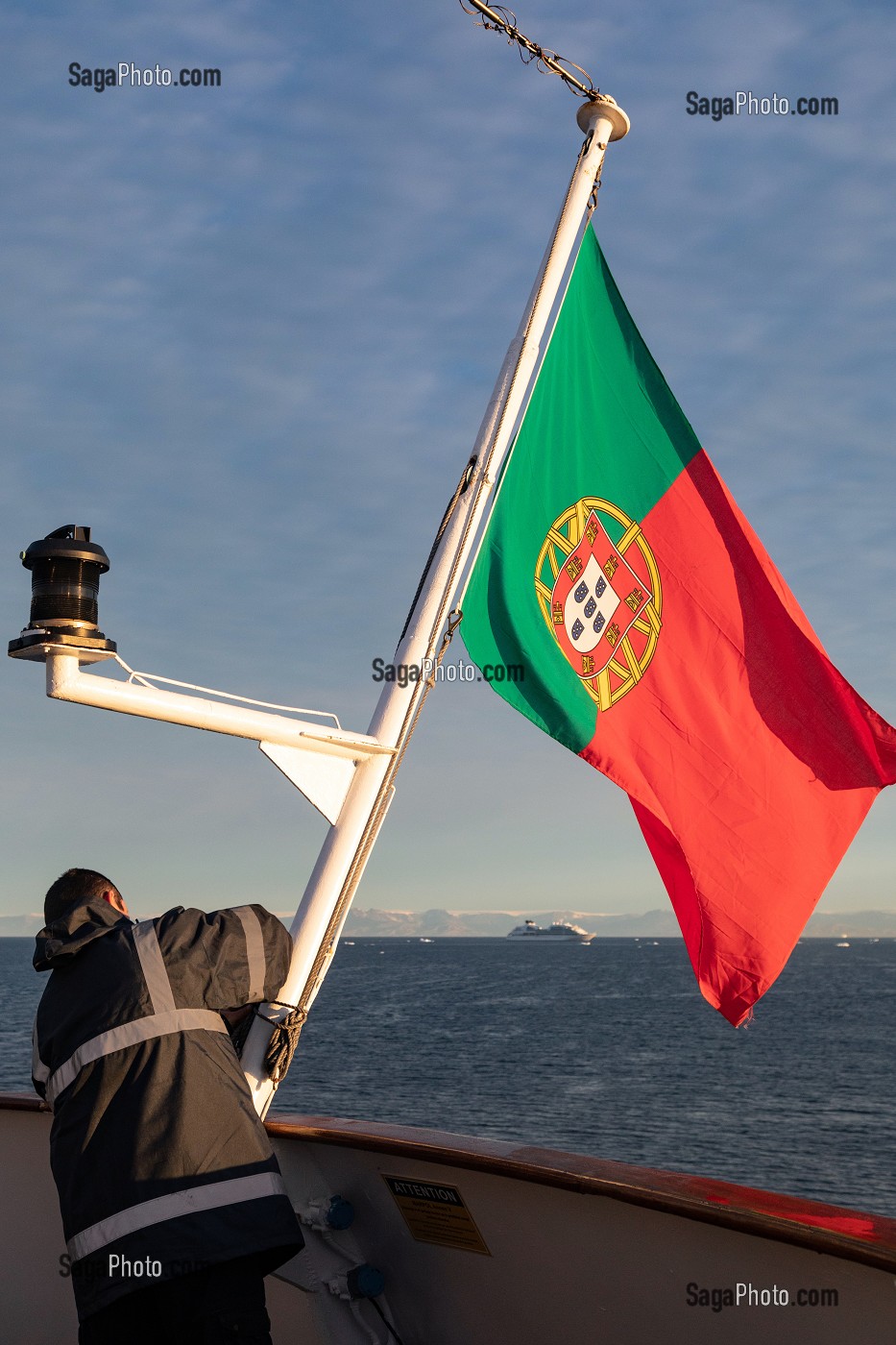 MOUSSE POUR LA LEVER DE DRAPEAU DU PORTUGAL, BATEAU DE CROISIERE ASTORIA, GROENLAND, DANEMARK 