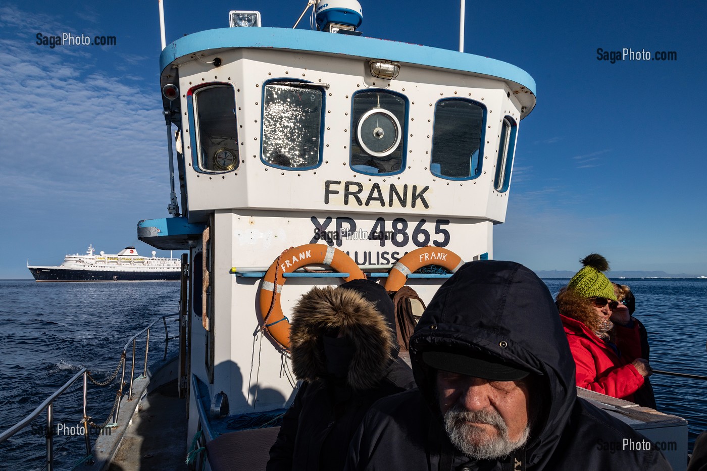 TOURISTE SUR LE BATEAU FRANCK ET EN ARRIERE PLAN LE BATEAU L'ASTORIA, GROENLAND, DANEMARK 