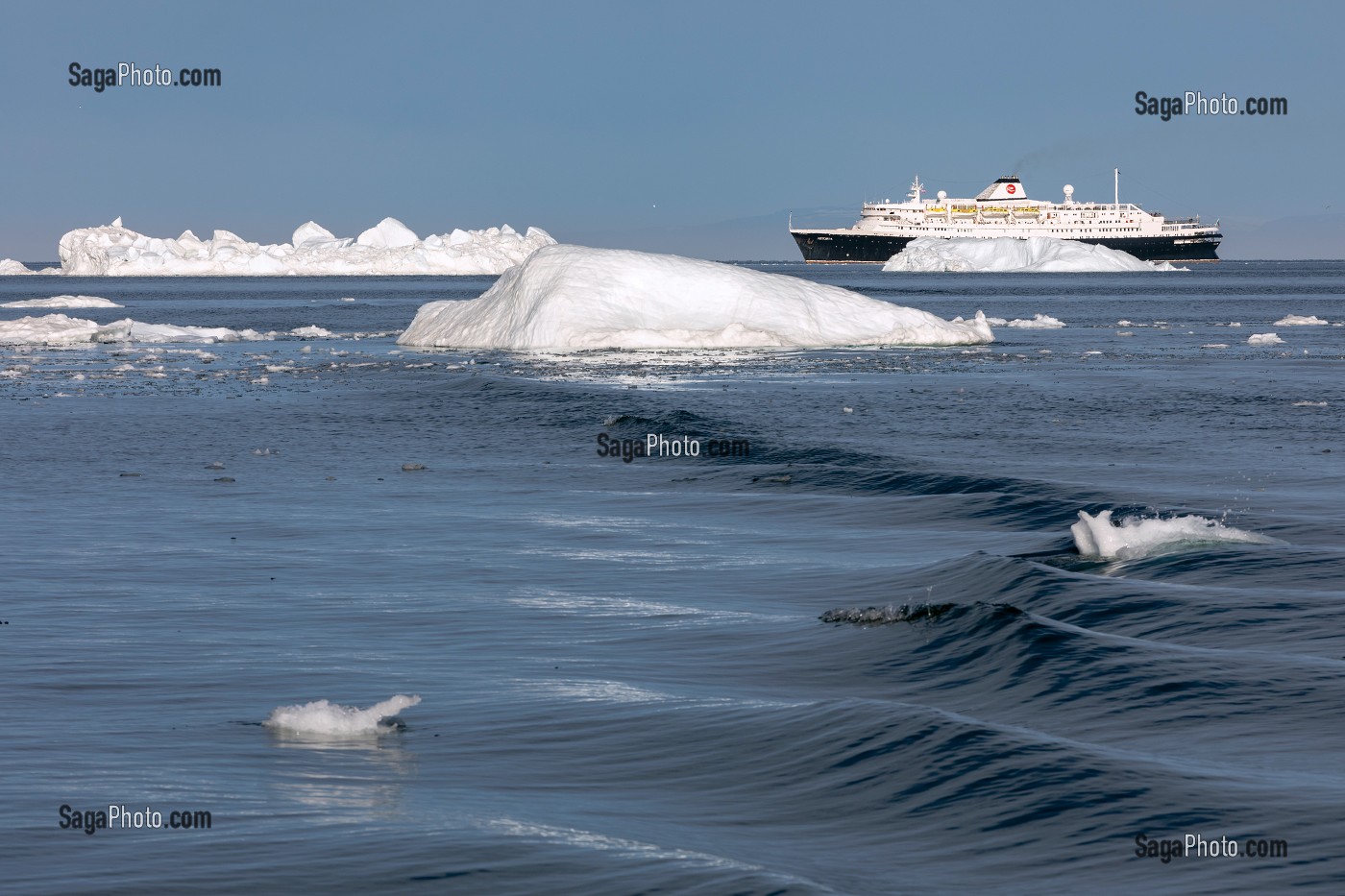 BATEAU DE CROISIERE L'ASTORIA AU MILIEU DES ICEBERGS, FJORD ILULISSAT, GROENLAND, DANEMARK 