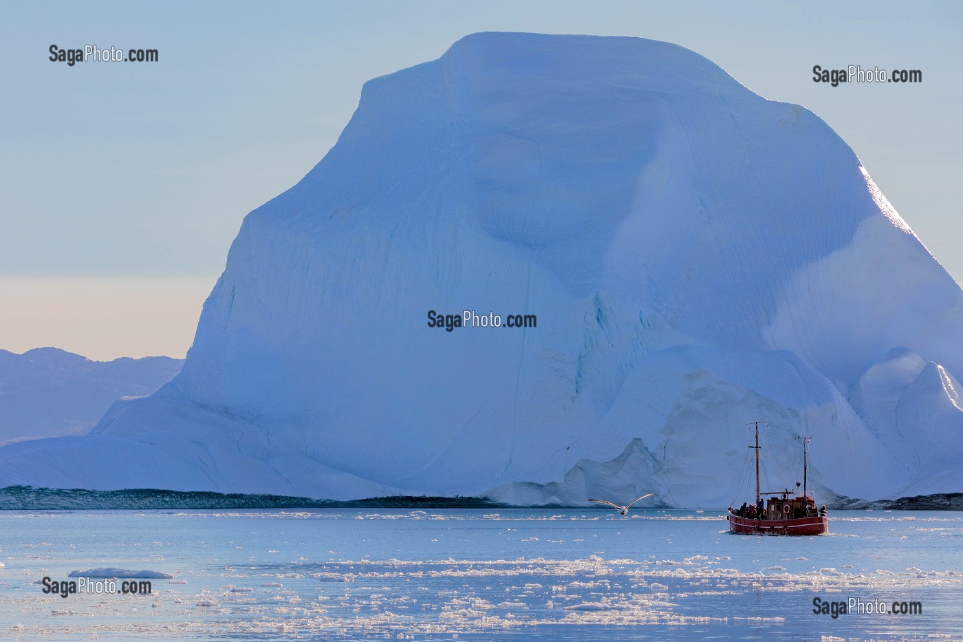 BATEAU D'OBSERVATION TOURISTIQUE DES ICEBERGS, FJORD DE GLACE DE SERMERMIUT, ILULISSAT GROENLAND, DANEMARK 