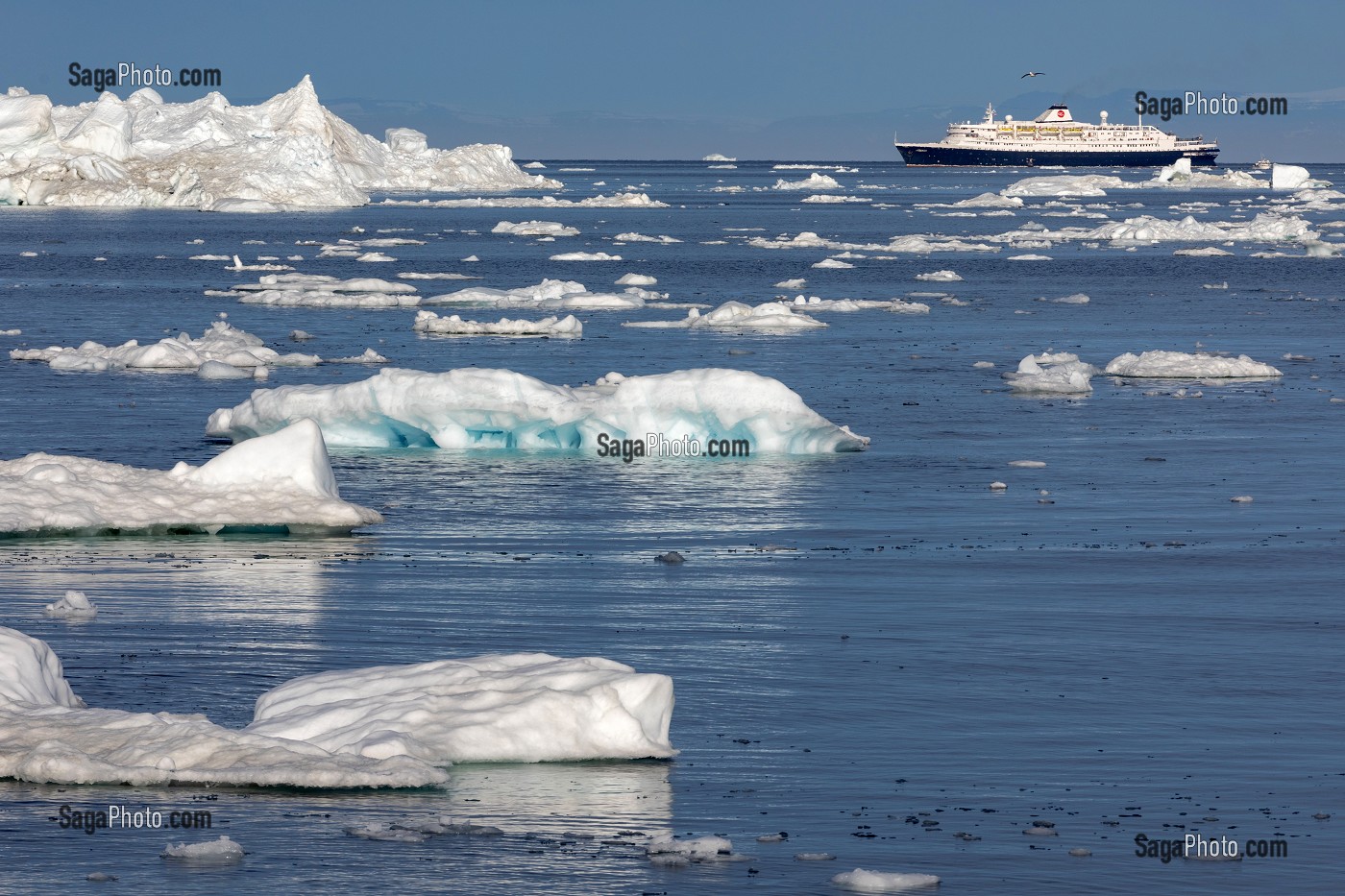 BATEAU DE CROISIERE L'ASTORIA AU MILIEU DES ICEBERGS, FJORD ILULISSAT, GROENLAND, DANEMARK 