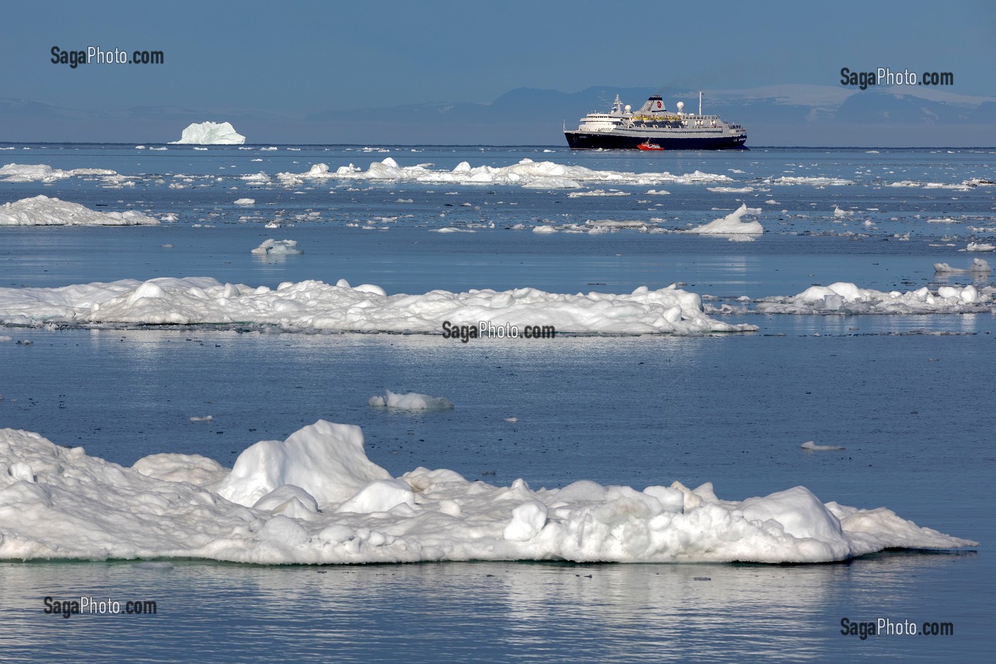 BATEAU DE CROISIERE L'ASTORIA AU MILIEU DES ICEBERGS, FJORD ILULISSAT, GROENLAND, DANEMARK 