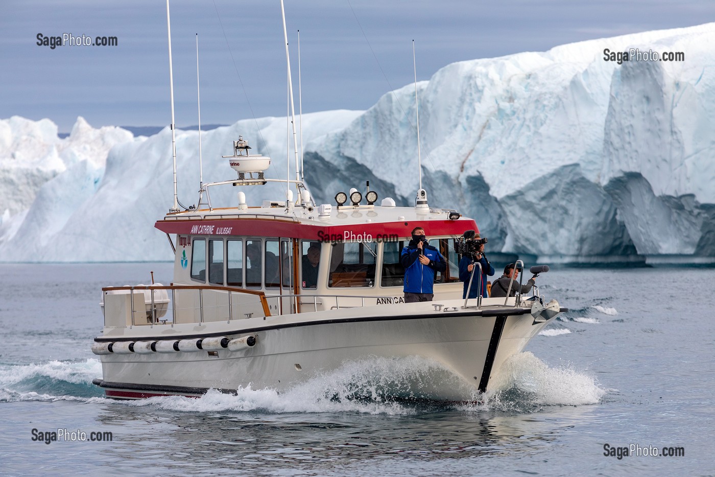 EQUIPE DE TOURNAGE SUR UN BATEAU SUR LE FJORD DE GLACE DE SERMERMIUT, ILULISSAT GROENLAND, DANEMARK 