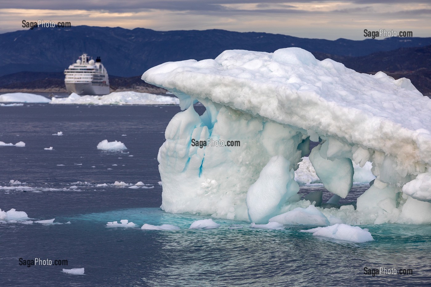 ICEBERGS ET BATEAU DE CROISIERE, FJORD DE GLACE DE SERMERMIUT, ILULISSAT GROENLAND, DANEMARK 