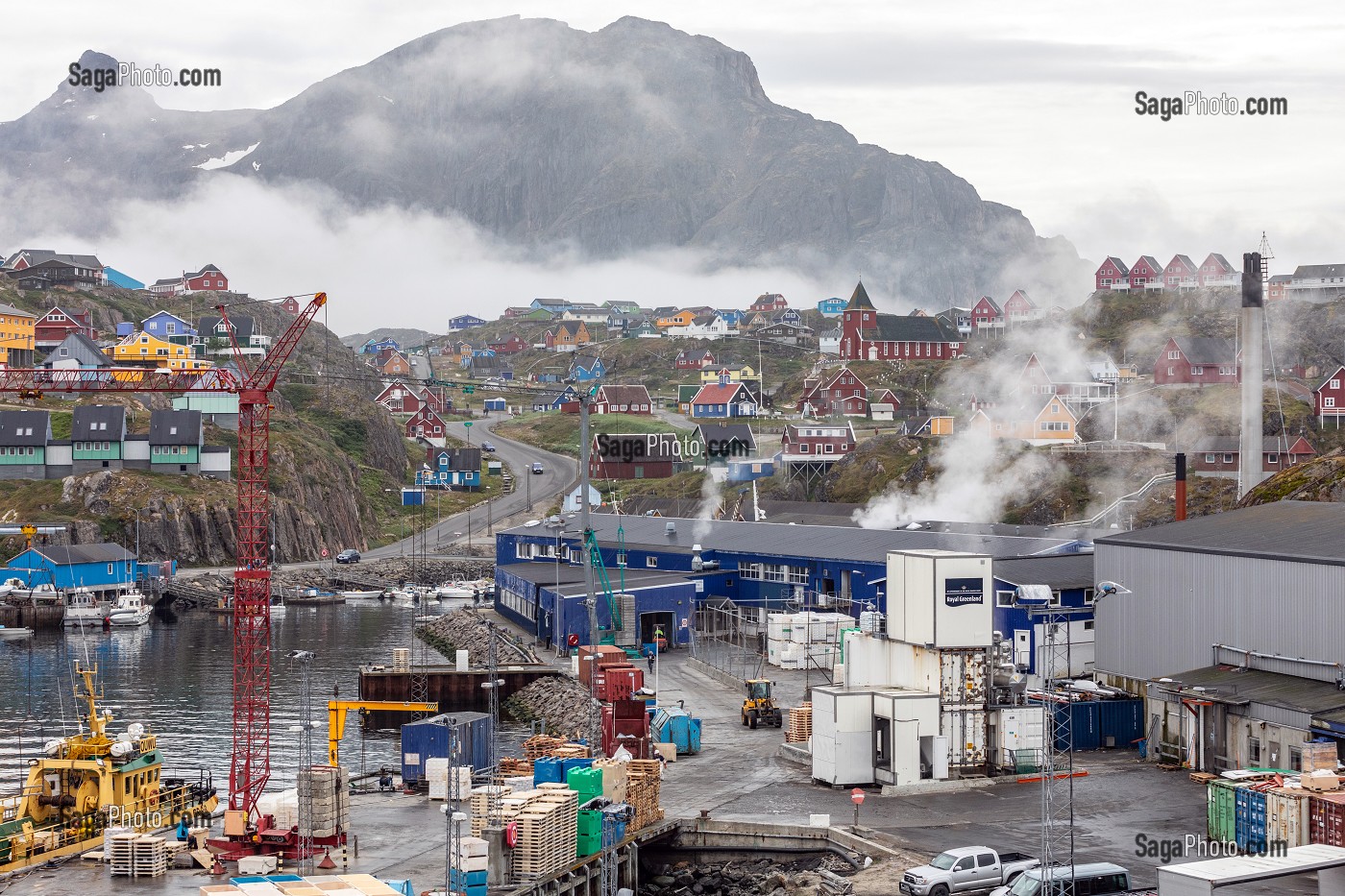 MAISONS TRADITIONNELLES COLOREES EN BOIS ET PORT, VILLE DE SISIMIUT, GROENLAND, DANEMARK 