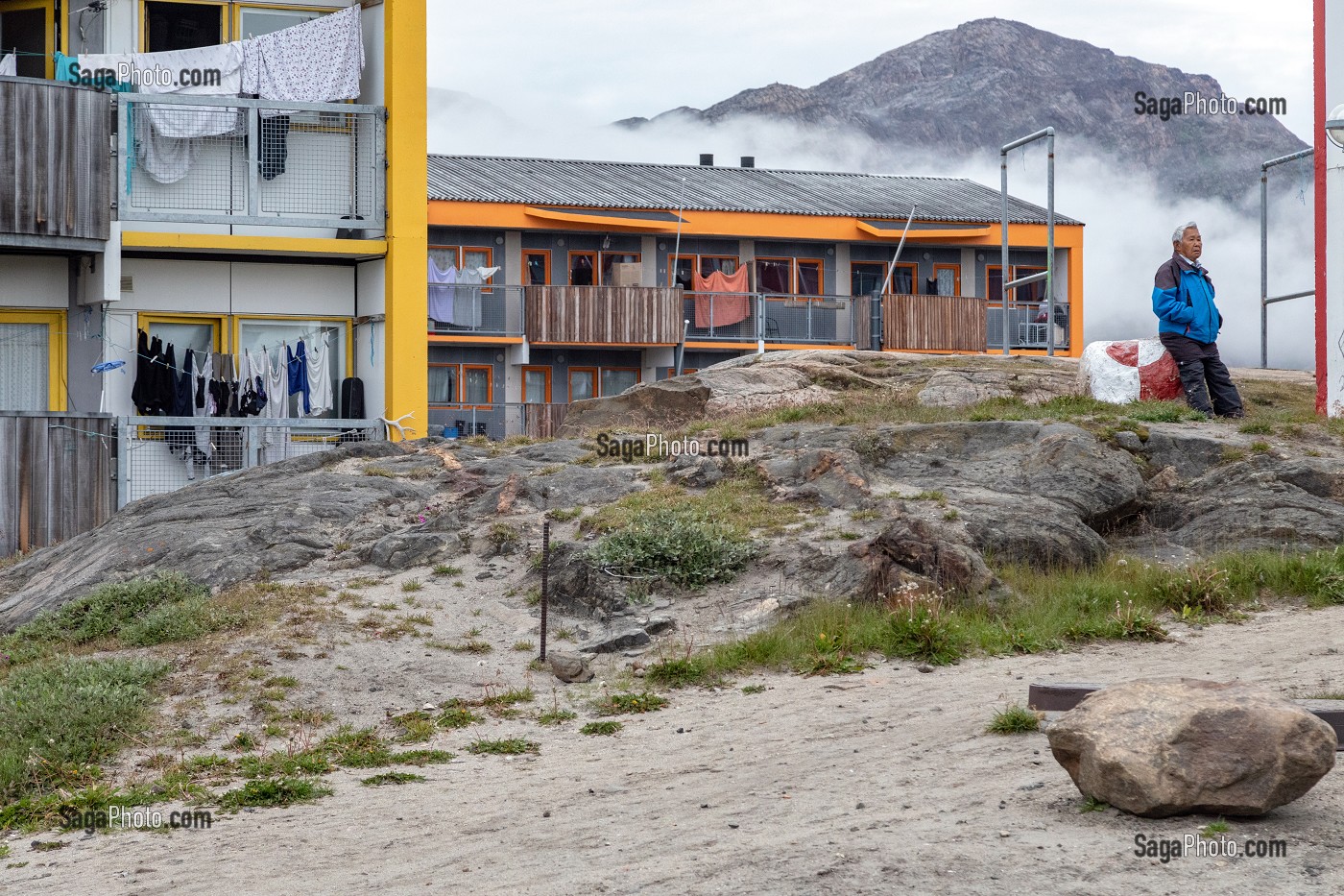HOMME GROENLANDAIS DEVANT UNE HABITATION COLLECTIVE (HLM), SISIMIUT, GROENLAND, DANEMARK 