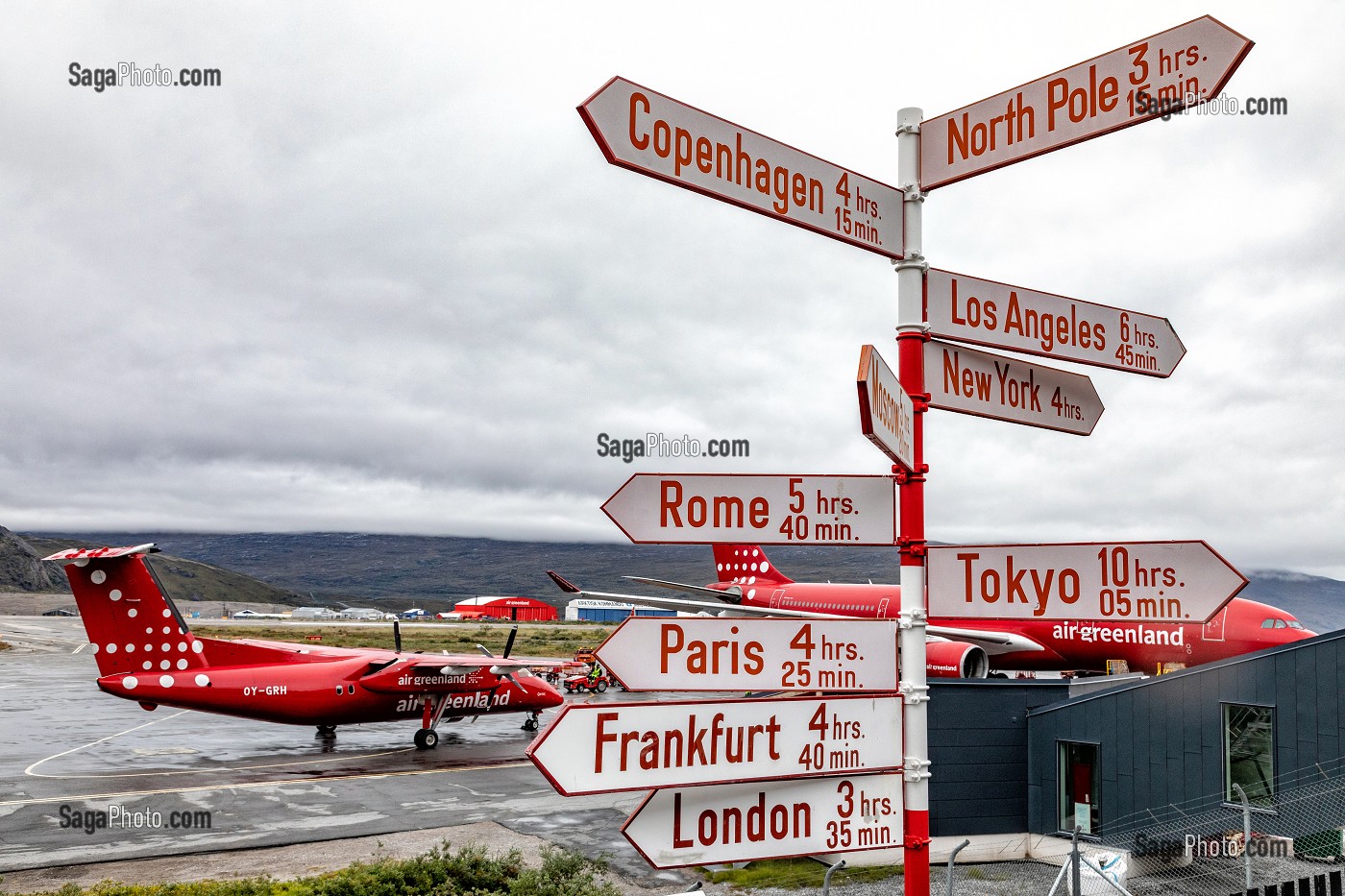 PANNEAUX INDICATEUR DES DISTANCES AVEC LES GRANDES VILLES DU MONDE, AEROPORT DE KANGERLUSSAQ, GROENLAND, DANEMARK 