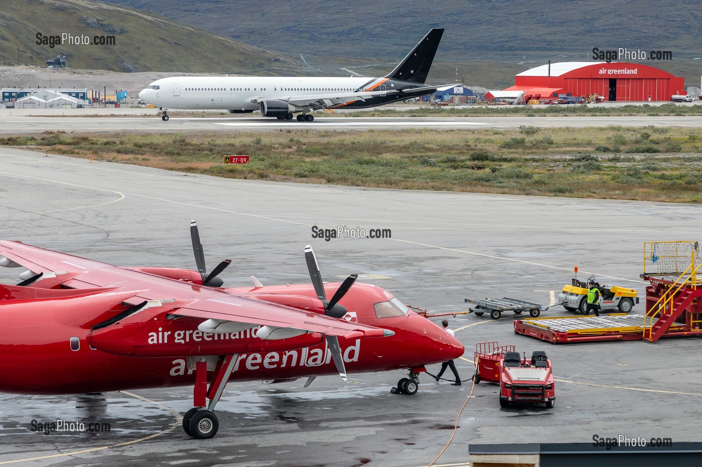 AVIONS DE LA COMPAGNIE AIRGREENLAND SUR LE TARMAC DE L'AEROPORT DE KANGERLUSSAQ, GROENLAND, DANEMARK 