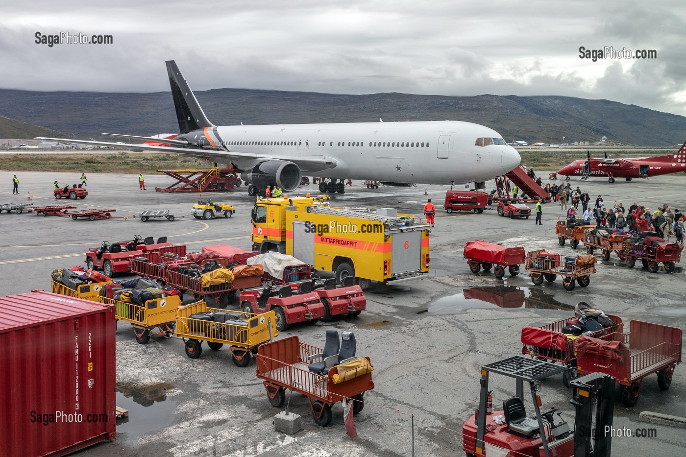 EMBARQUEMENT DES PASSAGERS SUR L'AEROPORT DE KANGERLUSSAQ, GROENLAND, DANEMARK 