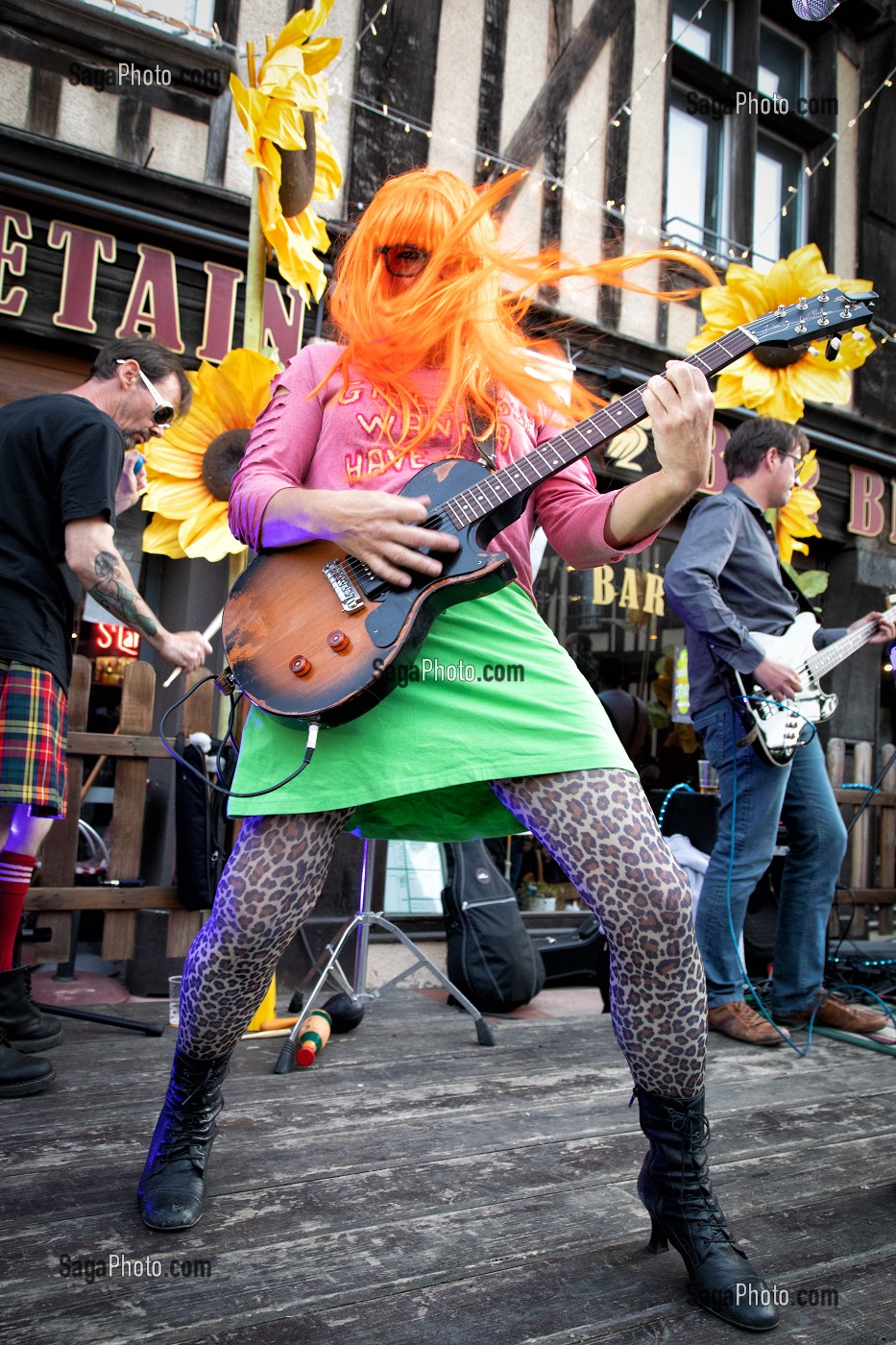 GUITARISTE, FESTIVAL DE MUSIQUE LES MOYENS DU BORD, PLACE DE VERDUN, VERNEUIL-SUR-AVRE (27) FRANCE 