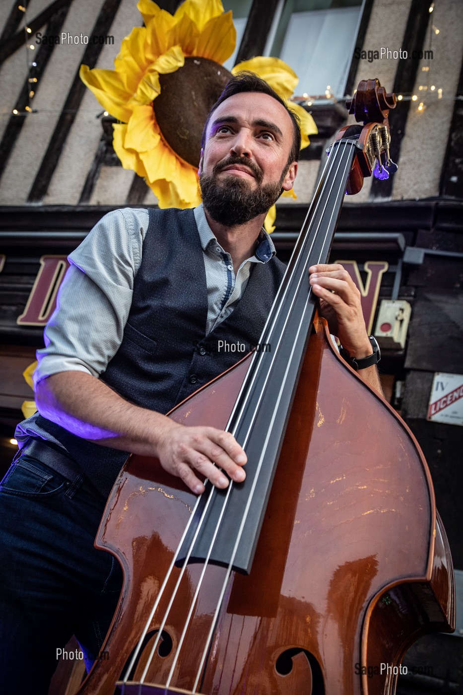 CONTREBASSISTE, FESTIVAL DE MUSIQUE LES MOYENS DU BORD, PLACE DE VERDUN, VERNEUIL-SUR-AVRE (27) FRANCE 