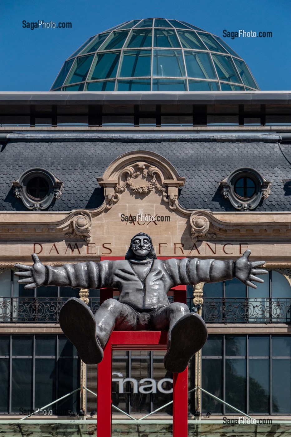 STATUE MONUMENTALE DE SALVADOR DALI REALISEE PAR LES PRITCHARD'S DEVANT LA FNAC, PERPIGNAN (66), FRANCE 