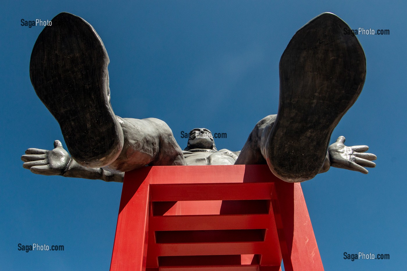 STATUE MONUMENTALE DE SALVADOR DALI REALISEE PAR LES PRITCHARD'S DEVANT LA FNAC, PERPIGNAN (66), FRANCE 