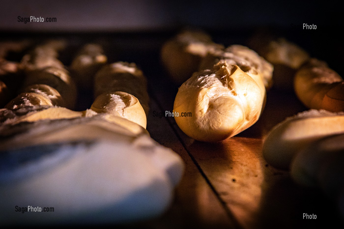 PAIN BAGUETTE DANS LE FOUR CHEZ UN ARTISAN BOULANGER, RUGLES (27), FRANCE 